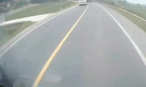 Clip: "Thót tim" xe container vượt ẩu trên đèo