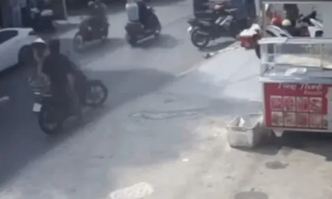 Clip: Đi trộm xe máy nhưng vẫn không quên làm việc thiện