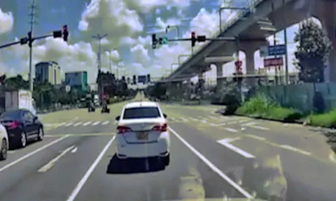 Clip: Ô tô "khôn lỏi" chen làn dừng đèn đỏ nhận kết đắng