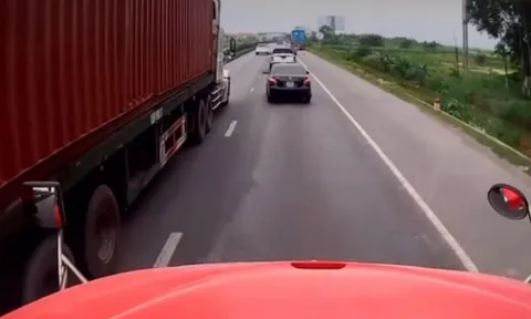 Clip: Ô tô sang làn bất cẩn va chạm với xe container