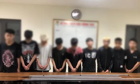 Nhóm 'báo thủ' đi hàng chục xe máy mang theo hung khí dương oai giữa phố Hà Nội và cái kết đắng