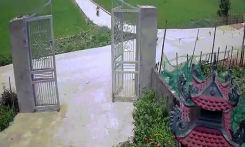 Clip: Hú hồn thanh niên ôm cua đâm thẳng vào trụ cổng bê tông