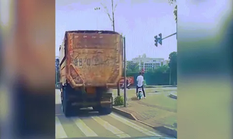 Clip: Ô tô nổ lốp khiến thanh niên xe máy đổ gục tại chỗ