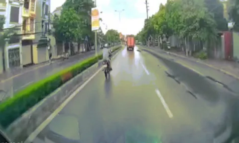 Clip: Ô tô thiếu quan sát đâm thẳng đuôi xe bán tải