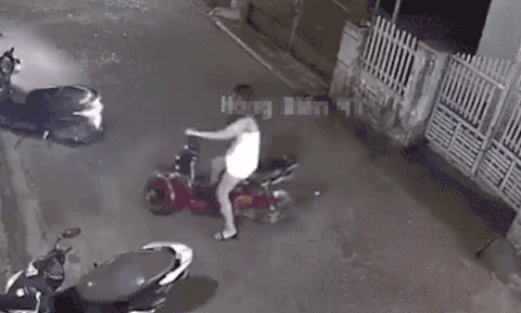 Gái xinh thậm thụt ở góc đường trong đêm vắng, camera ghi lại cảnh tượng không ai ngờ