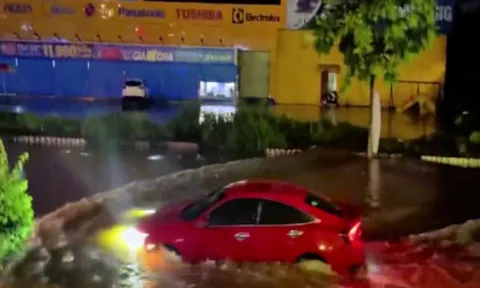 Clip: Cô gái lái ô tô tránh thủy kích cực ngầu và cái kết "đắng"