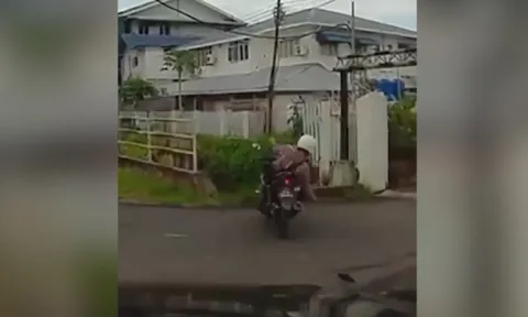 Clip: "Dở khóc dở cười" xe máy tránh va chạm lao xuống mương