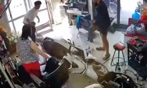 Clip: Thót tim xe máy lao thẳng vào cửa hàng cắt tóc