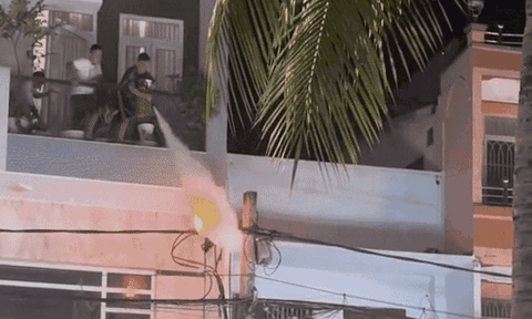 Phát hiện đám cháy ở cây cột điện trước nhà, 3 chàng thanh niên xử lý khôn ngoan nhận cơn mưa lời khen