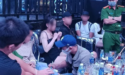 Ập vào quán bar, công an phát hiện cảnh tượng khó tin của hàng chục 'trai xinh gái đẹp'