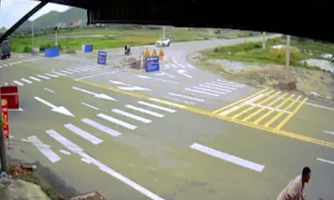Clip: Hú hồn ô tô tránh xe tải suýt đâm vào người dân bên đường