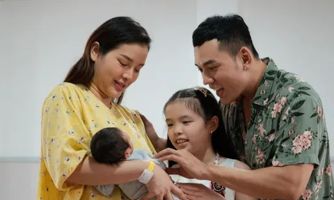 Phương Trinh Jolie khoe khoảnh khắc hạnh phúc sau hạ sinh quý tử, bé Mia ra dáng chị hai