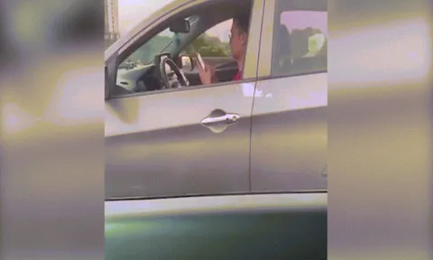 Clip: Thanh niên thản nhiên dùng điện thoại khi lái ô tô không rời mắt