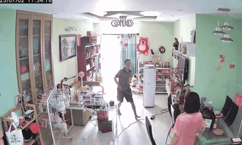 Định ra oai với vợ chợt nhớ ra nhà có camera, ông chồng phản ứng khiến ai cũng bật cười
