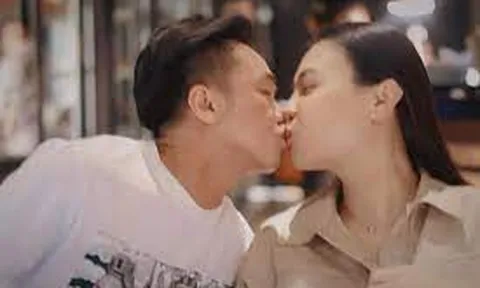 Hội bạn thân 'đỏ mặt' bắt trọn khoảnh khắc Cường Đô La khoá môi Đàm Thu Trang