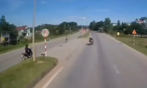 Clip: Xe máy "đánh võng" sang đường, ô tô phanh "cháy lốp"