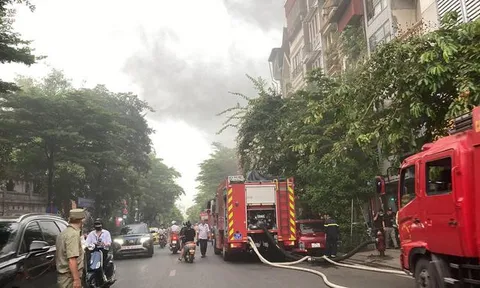 Hà Nội: Cháy lớn căn nhà 4 tầng, 3 người mắc kẹt bên trong