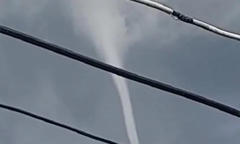 Vòi rồng cao hàng chục mét xuất hiện ở Bạc Liêu