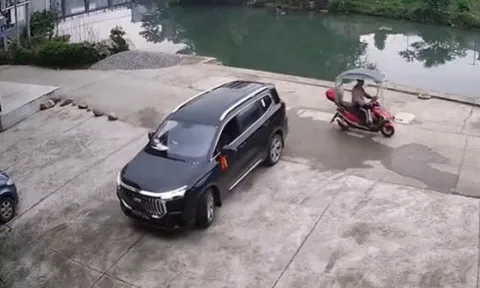 Clip: Tài xế bất cẩn không quan sát kỹ và cái kết nhớ đời