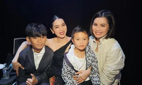 Nhóc tỳ gây choáng 'choáng' khi xuất hiện cùng cả showbiz Việt, thân thế không vừa