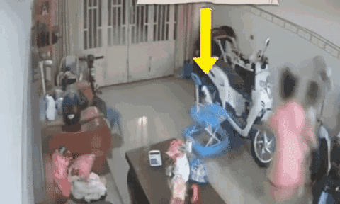 Clip: Mẹ phản ứng cực nhanh, kéo con nhỏ ra khỏi trần nhà đang đổ sập