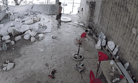 Người cha phản ứng cực nhanh, cứu sống con nhỏ bị điện giật ngã gục dưới đất