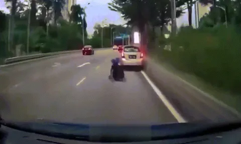 Clip: Va chạm ô tô, thanh niên tránh không kịp xe khác đâm phải