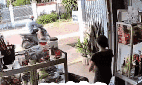 Trộm vác thùng bia trước mặt, chủ tiệm tạp hoá vẫn cười giòn tan vì lý do này