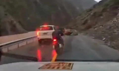 Clip: Thanh niên phóng xe như "một vị thần" và cái kết