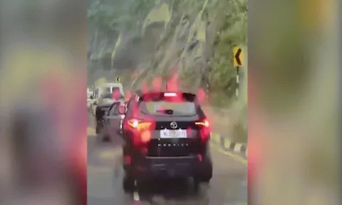 Clip: Hãi hùng tảng đá rơi xuống đè nát ô tô dưới chân núi