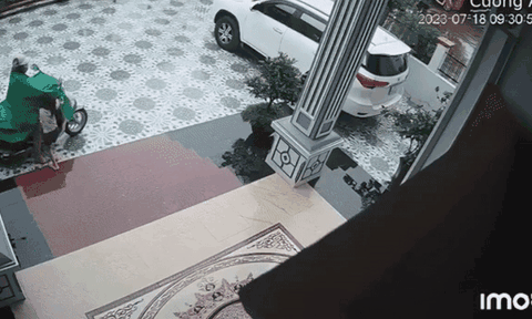 Bé gái khiến cả bố lẫn mẹ được phen nháo nhào khi vừa bước lên xe máy