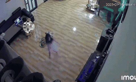 Đến giờ ăn cơm nhưng 'công chúa nhỏ' lại gặp bài nhạc tủ và cái kết... cạn lời