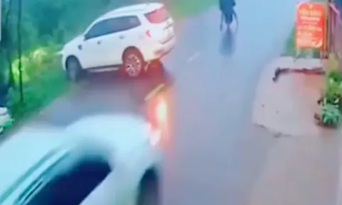 Clip: Lùi xe khó hiểu đâm bay xe phía sau