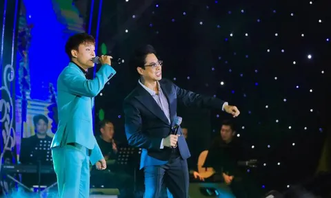 Bị 'quay lén' từ trong cánh gà: Hồ Văn Cường có 'lép vế' khi hát cùng Ngọc Sơn?
