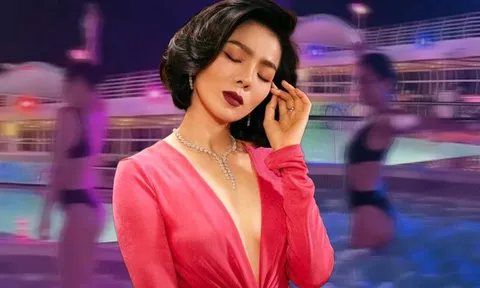 Lệ Quyên gây 'bỏng mắt' khi diện bikini lắc lư theo nhạc giữa hồ bơi