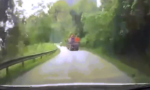 Clip: Ô tô vượt ẩu đường đèo, gây tai nạn liên hoàn