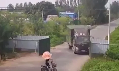 Clip: Thót tim xe điện thoát nạn trong tích tắc tránh xe tải