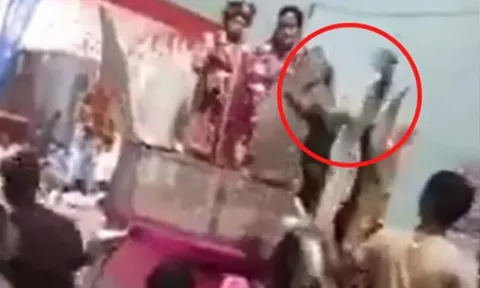 Mẹ chồng lao lên sân khấu, rút dép đánh cô dâu, nguyên nhân gây bất ngờ