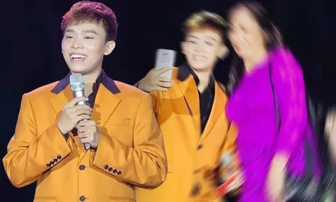 Hồ Văn Cường được khen vì một hành động trong lúc chụp ảnh cùng khán giả