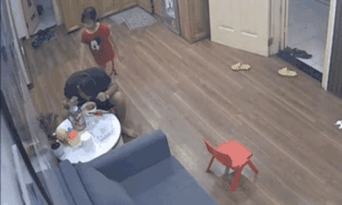 Âu yếm thể hiện tình cảm với bố, 'gái rượu' hậu đậu khiến cha bàng hoàng