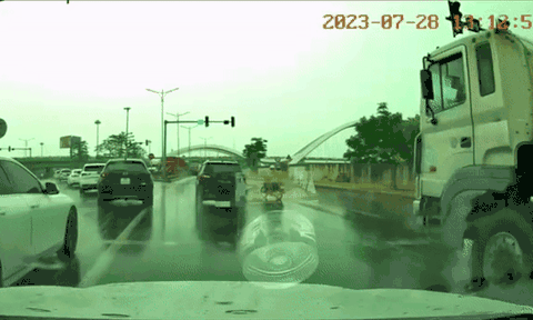 Cướp làn rồi vượt đèn đỏ, hành động tiếp đó của tài xế ô tô gây phẫn nộ hơn