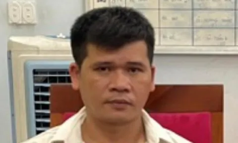 Ngủ quên bên vỉa hè, du khách nước ngoài bị người đàn ông giở trò xấu