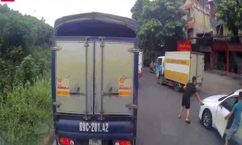 Clip: Tài xế nhầm chân ga, chân phanh khiến ô tô đâm thẳng vào xe tải