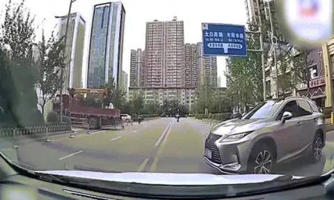 Clip: Phụ nữ lái ô tô đâm bay xe máy, to tiếng "đổ lỗi" cho xe khác