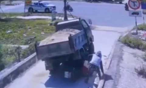 Clip: Ô tô "tránh vỏ dưa gặp vỏ dừa", xe máy thoát nạn trong gang tấc