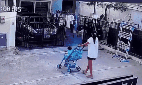 Mẹ phản ứng cực nhanh, cứu con 10 tháng tuổi ngã đập đầu xuống đất