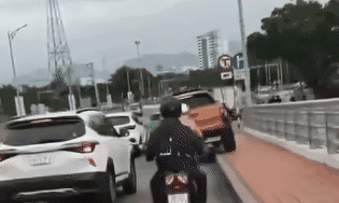 Xe bán tải 'làm xiếc' trên cầu ở Đà Nẵng gây bức xúc