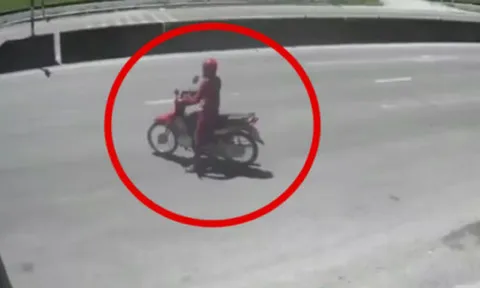 Clip: Xe máy bị kẹt giữa đường tàu, cô gái thoát nạn trong tíc tắc