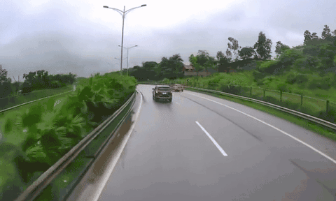 Đột ngột quay xe đi ngược chiều trên cao tốc, tài xế bị 'ném đá' dữ dội