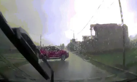 Clip: Xe máy bị ô tô đâm bay xuống ruộng ngày mưa gió